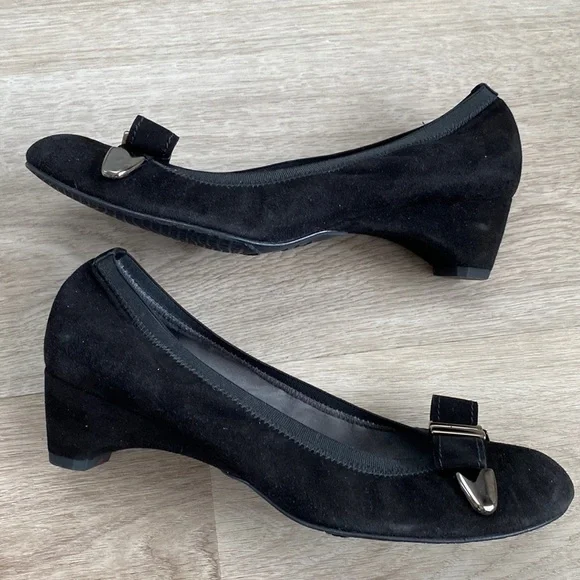 Stuart Weitzman Suede Bow Accent Pumps - Picture 8 of 16